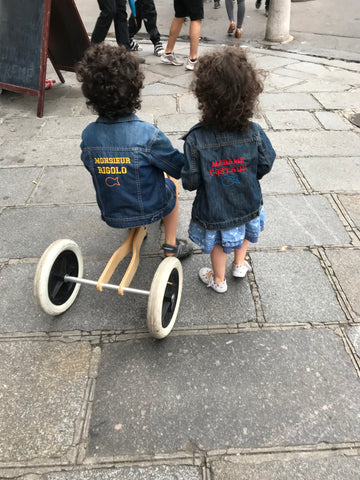 Vestes en jean brodées avec texte et motif