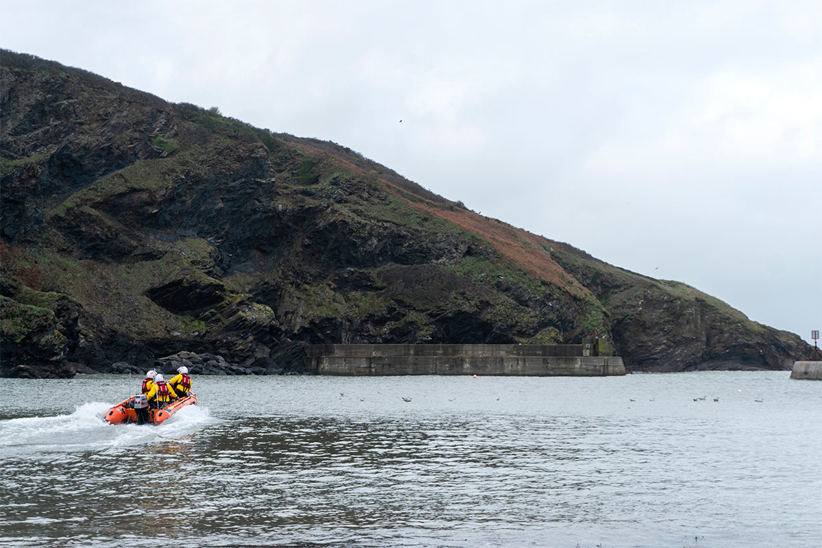 rnli lifeboat leaves north cornwall harbour