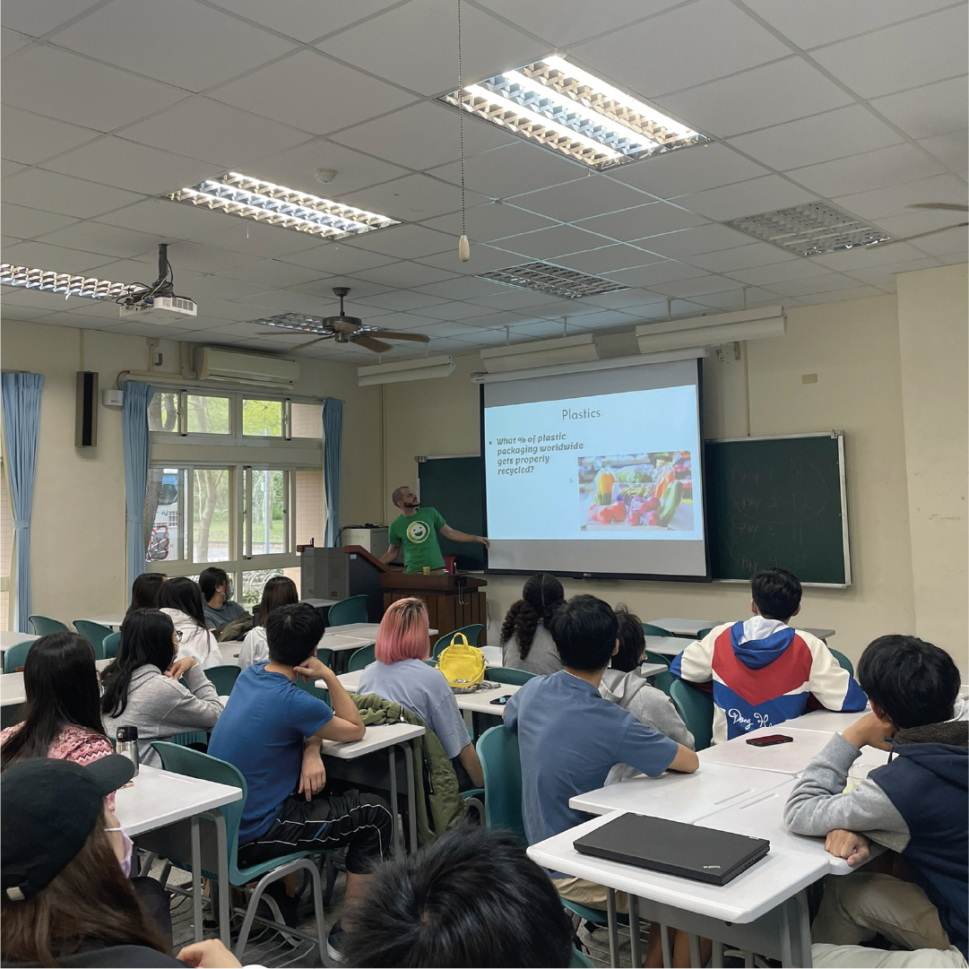 Matt is sharing and teaching university students at Taiwan classroom 