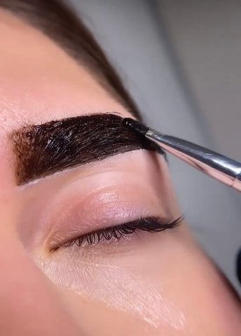 Henna brows application with So Henna powder