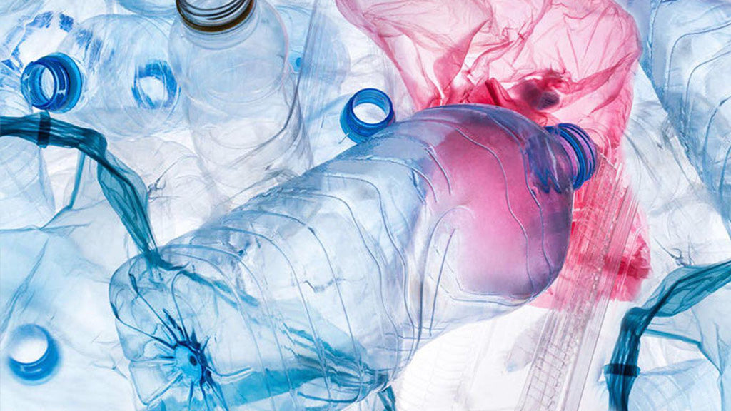 Szkodliwe zużycie plastikowych butelek na wodę