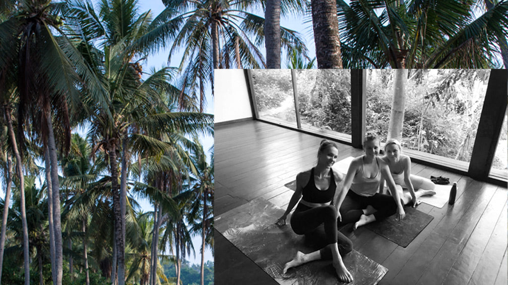 Kobiety siedzące na matach do jogi, praktykujące jogę na Bali Ubud
