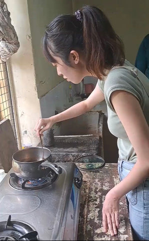 ウバ茶園でティーシロップを作る磯淵泰果
