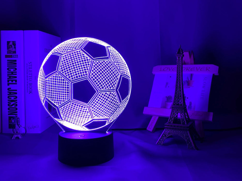 Se Fodbold lampe 3D (Kabelfri / kan oplades) - Lyser i 12 farver hos Lukaki.dk