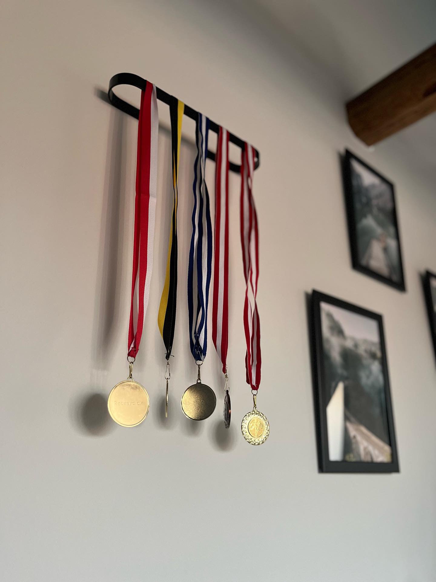 Billede af Medaljeholder til væg - sort stål