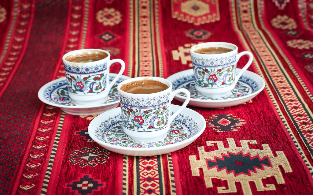 kilim üstünde porselen fincanlarda türk kahvesi