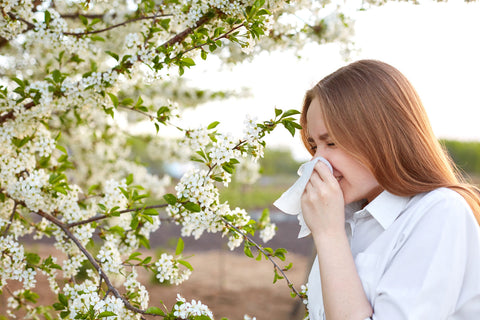 Frau mit Allergiesymptomen im Frühling