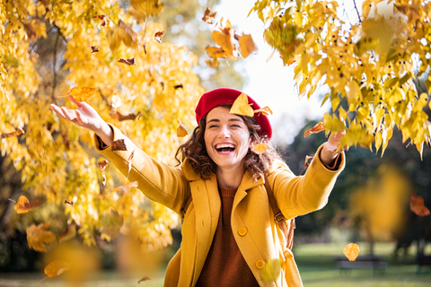 Glückliche Frau im Herbst