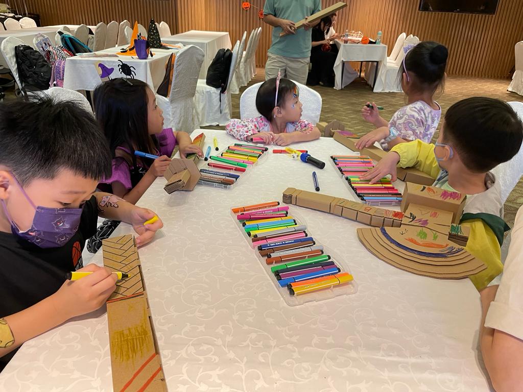 The children are assembling and coloring the model toys. It is not just a toy, but they are learning by "playing" with the toys, allowing the children to develop in all aspects.