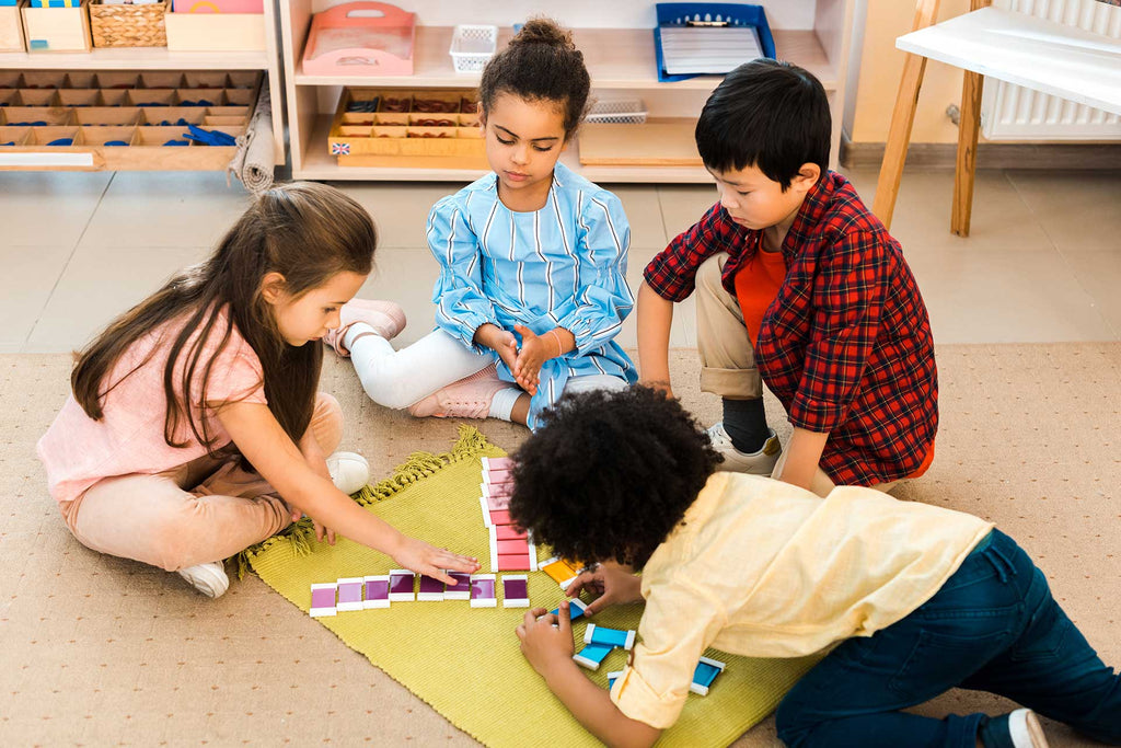 低年級的小朋友很適合挑戰益智玩具，這個階段的孩子專注力可長達1小時左右，可以開始玩一些邏輯方塊、編程桌遊或迷宮等類型的玩具，增加邏輯思考能力，從遊戲桌學習與人互動。