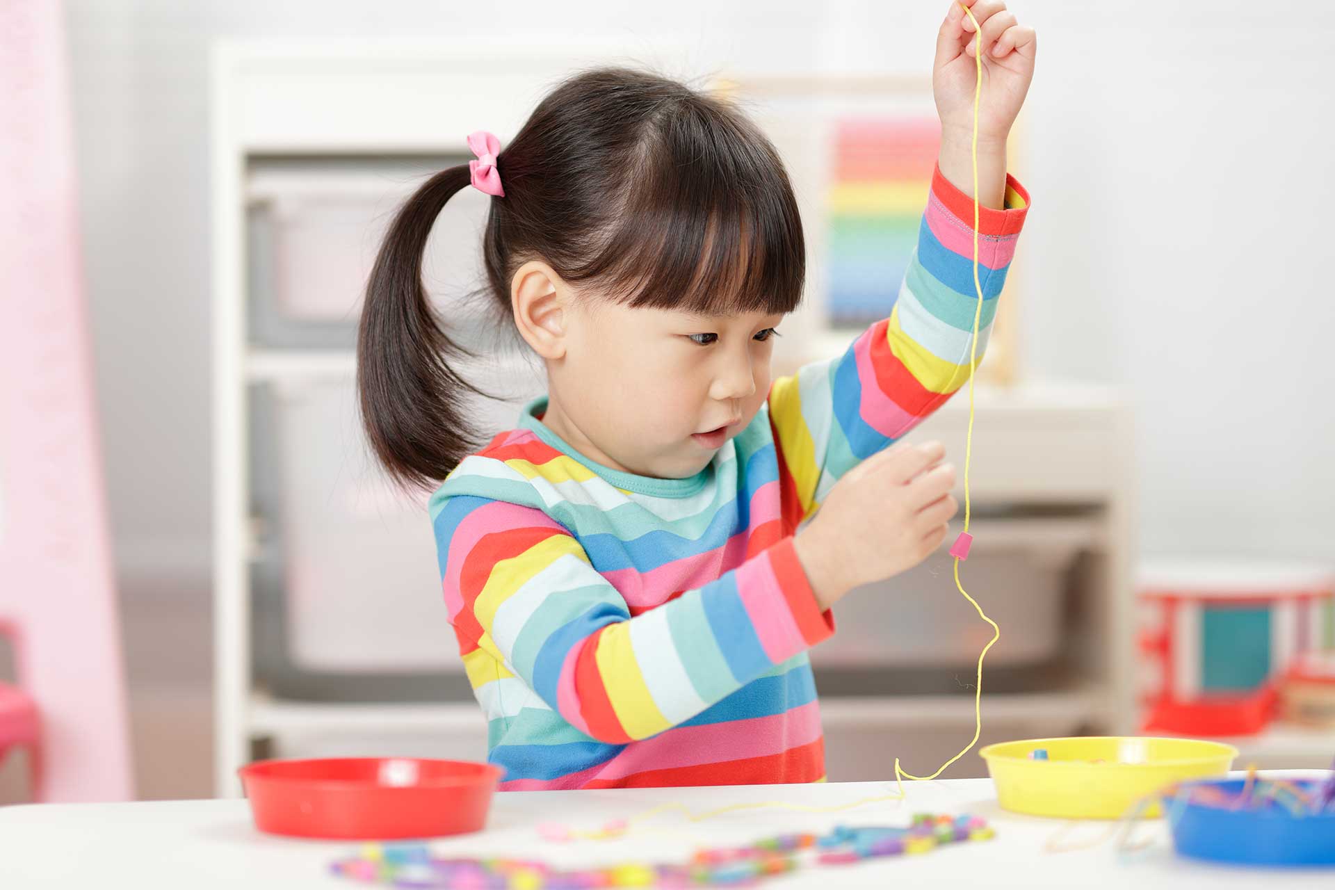 There are two main interview methods for beads. One is the "bead wearing" format. Children need to thread beads into a rope. This mainly tests children's hand-eye coordination, wrist flexibility, and concentration.