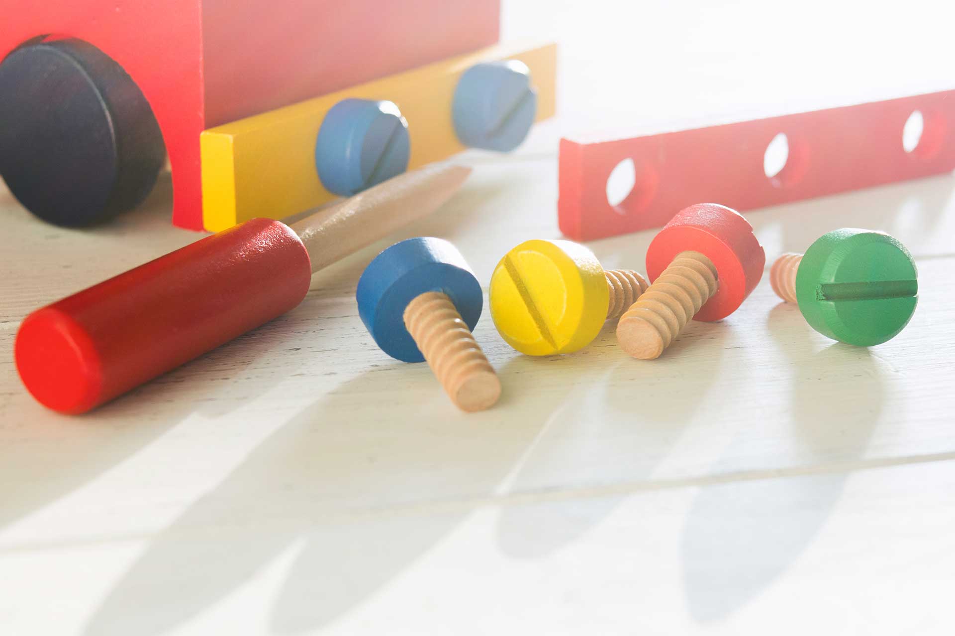 Children need to turn the rubber screw cap in and out, which can test the children's hand-eye coordination ability.