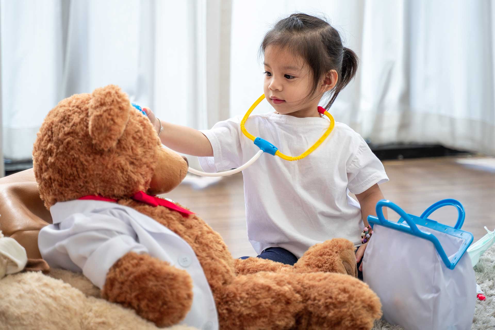 The teacher asked the children to play imaginary games such as "cooking rice" or "seeing a doctor", so as to see how children feed dolls, comb hair, or doctors help patients. This activity is mainly to assess the performance of children's cognitive development and imagination, language ability, social ability, and self-care ability.