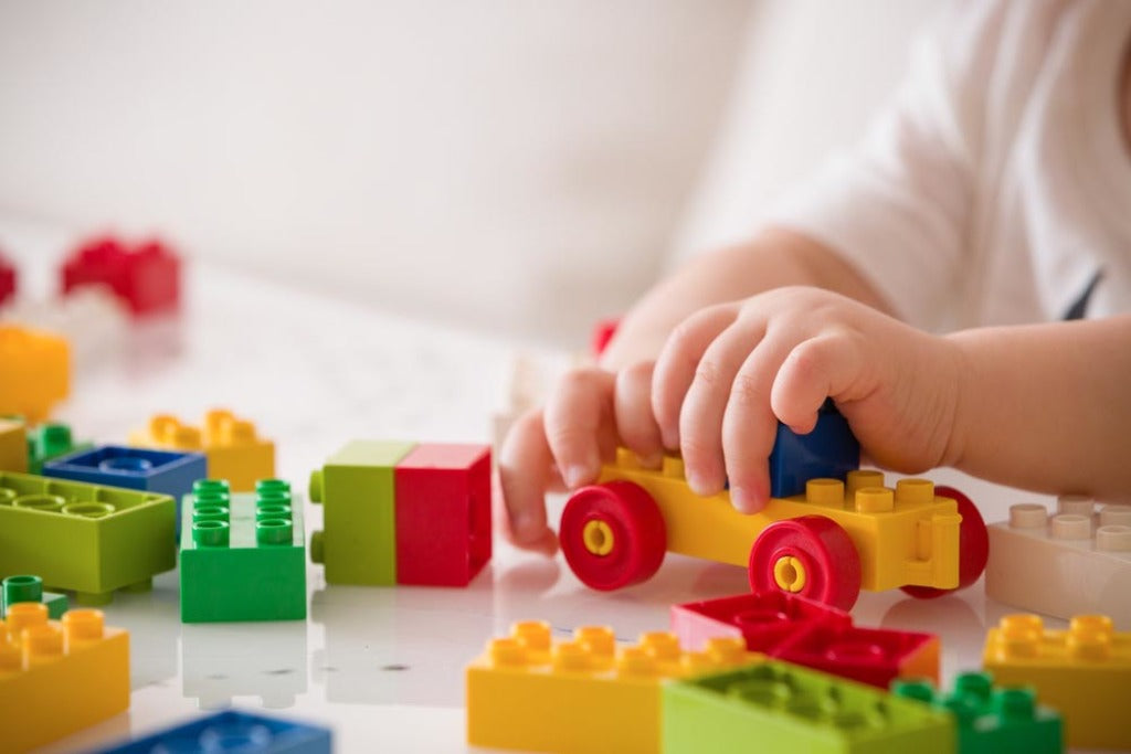 First of all, you must know that the toys in the baby period mainly focus on "sensory stimulation", such as cloth books or fitness frames. Even if they are knocked aimlessly, the baby will never get tired of it.