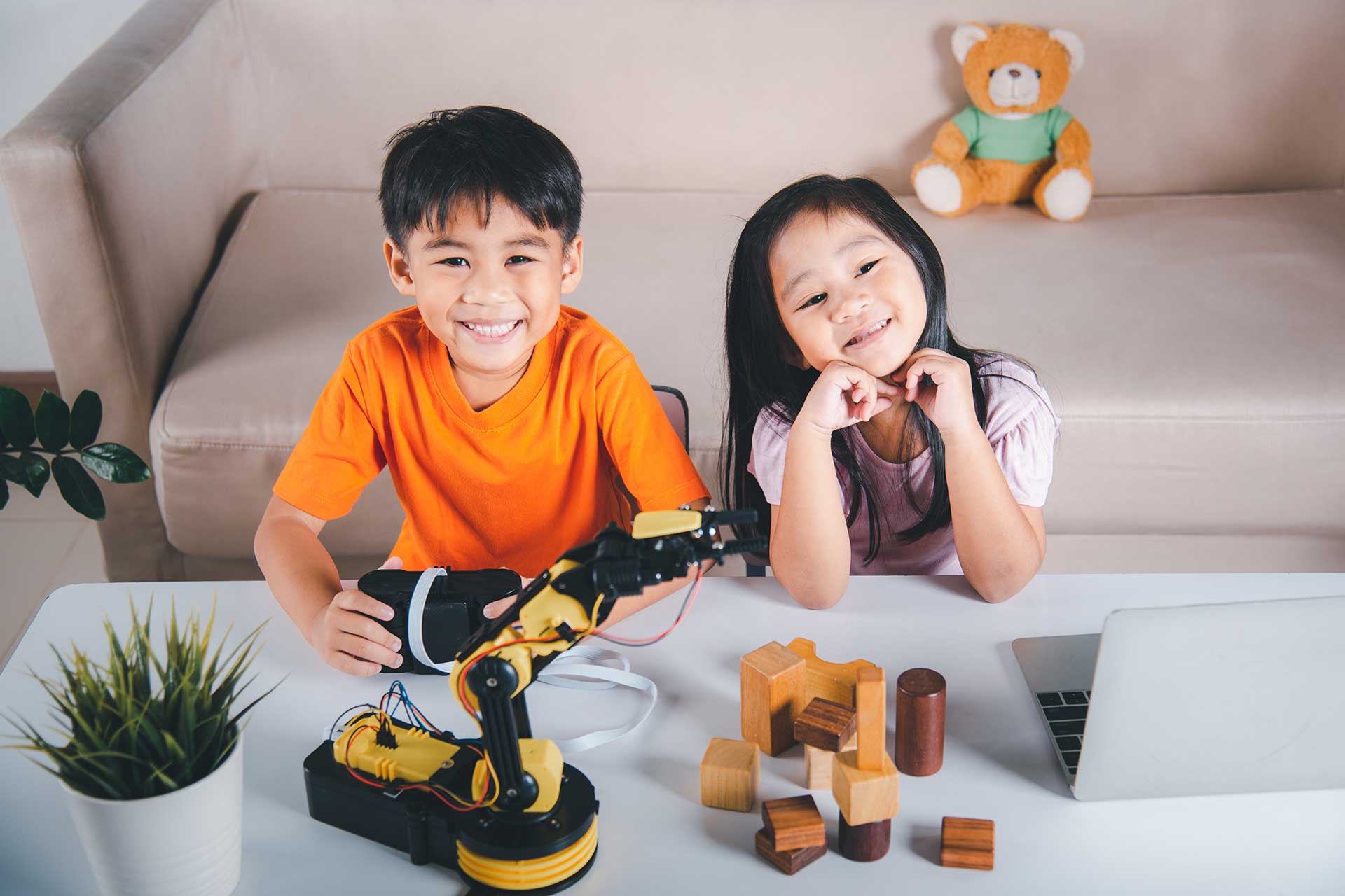 If you want children to learn abstract concepts, it is best to learn while playing! In addition to being full of entertainment, children can also combine learning with entertainment, train their logic and imagination, and experience knowledge not found in books while having fun.