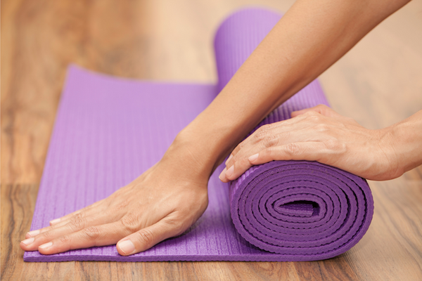 guide to chosing yoga mat - ability to lay flat