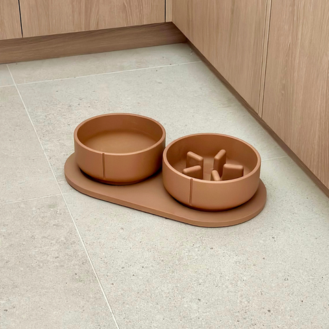 Image of a Pino Pets product. Its a complete set with 2 bowls and a tray in camel brown color