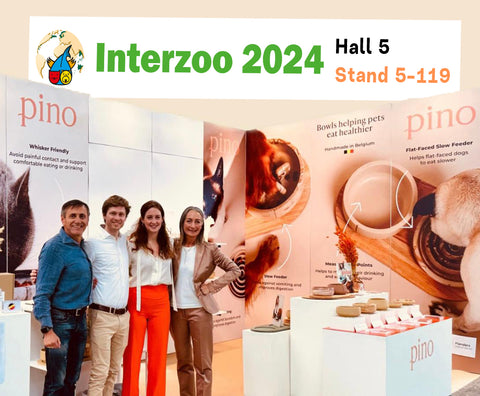 Beeld van het Pino Pets team op de Interzoo stand. Met het logo van Interzoo 2024 en de locatie van de stand van Pino Pets