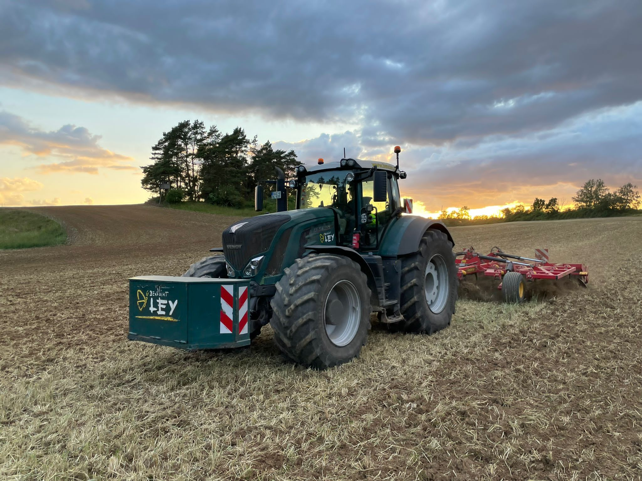 Traktor auf dem Feld 