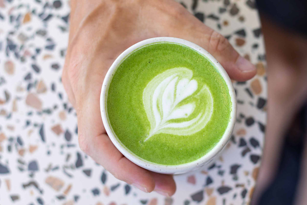 So bereiten Sie zu Hause einen heißen Matcha Latte zu