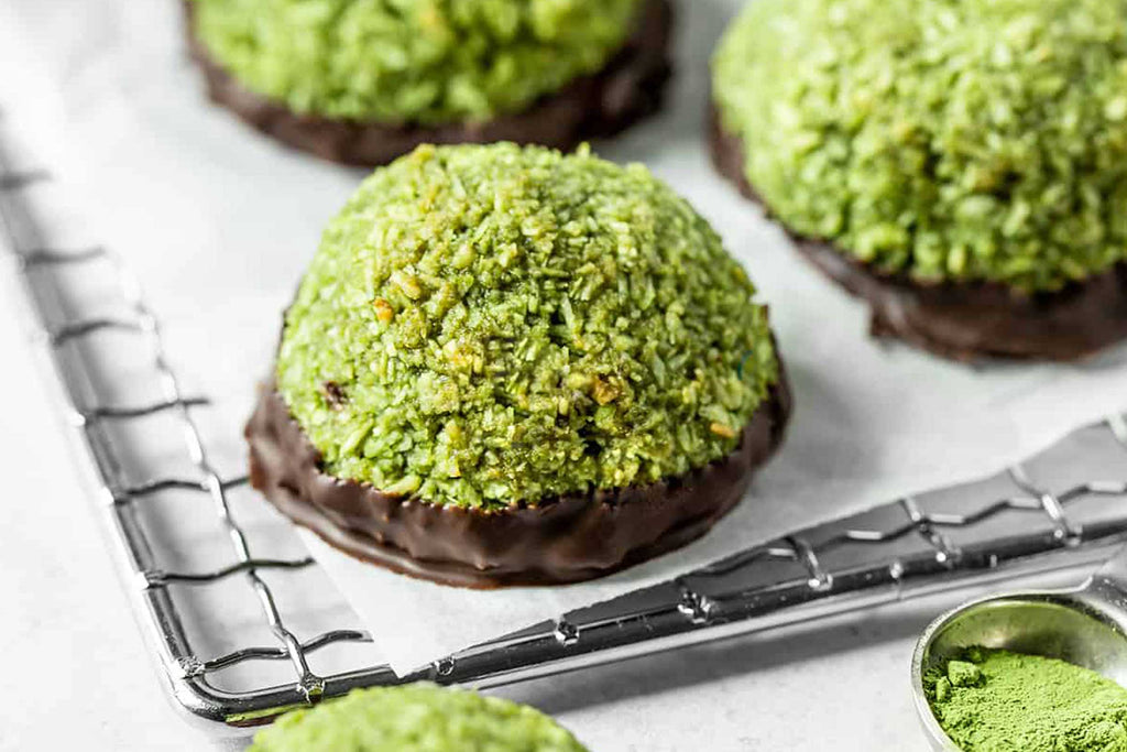 Macarons végétaliens au matcha et à la noix de coco