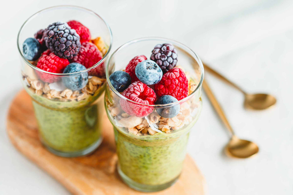 Matcha-Chia-Samen-Pudding mit roten Beeren und Müsli-Nüssen