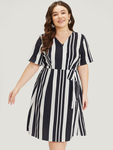 V-neck Pocketed Striped Print Dress With a Bow(s)