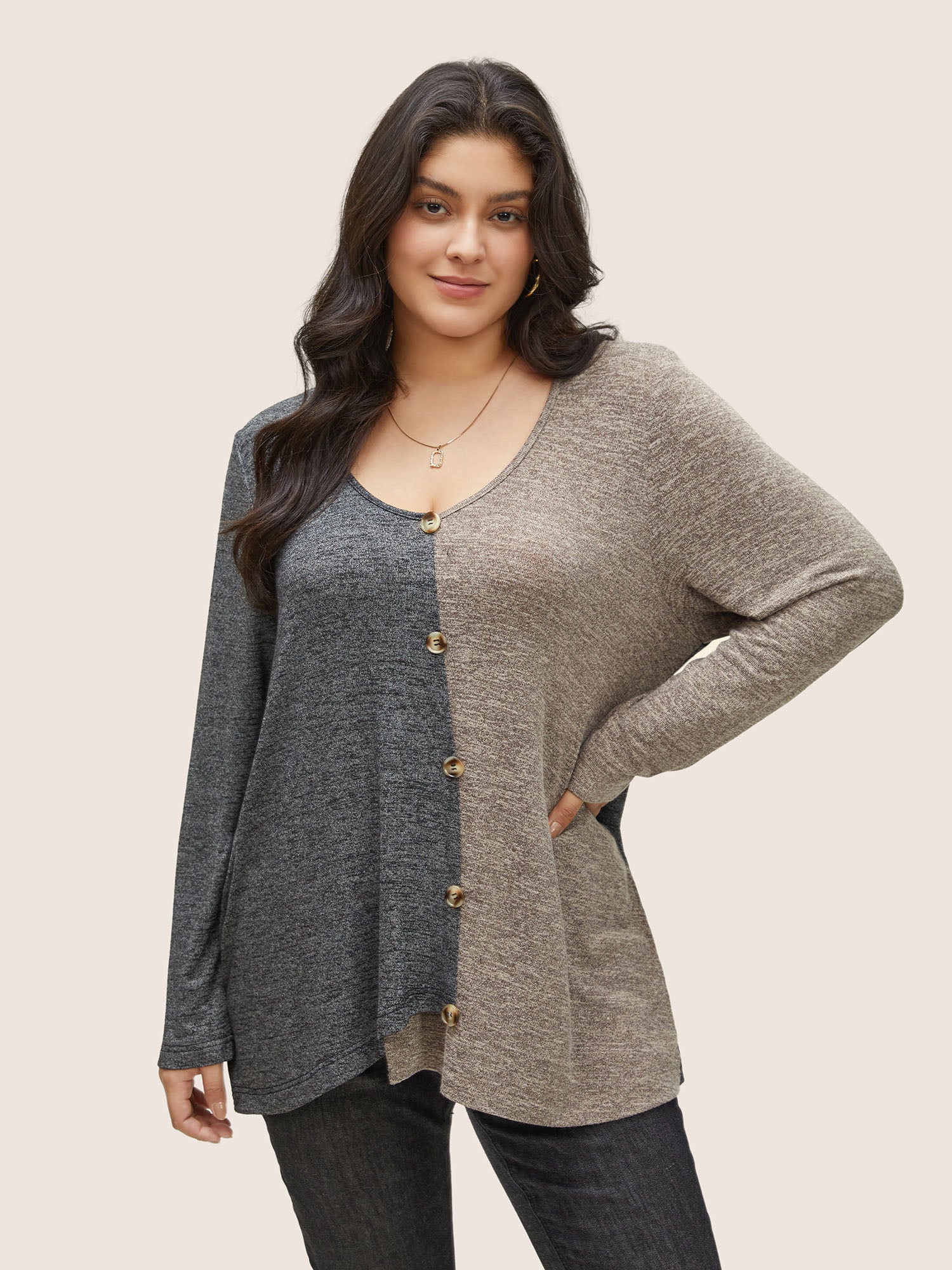 

Plus Size Women Everyday Plain Contrast Regular Sleeve Long Sleeve V-neck Casual T-shirts BloomChic, Multicolor