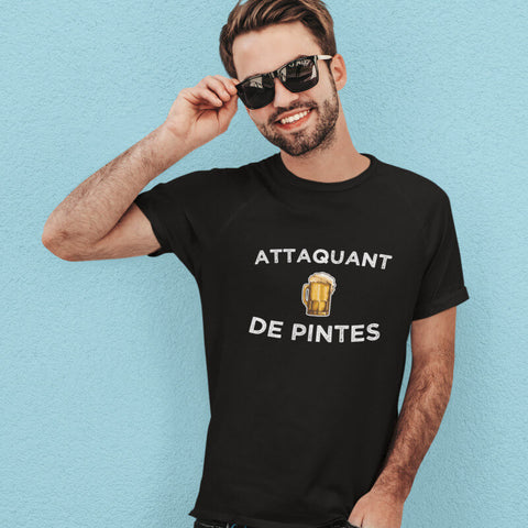 Un homme avec des lunettes de soleil portant un t-shirt humoristique au sujet de la bière et du foot