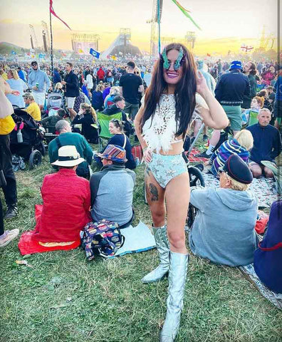A woman wearing a Glastonbury outfit in the crowd at the Pyramid stage