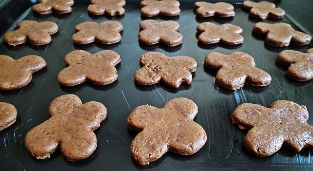 Batch of gingerbread cookies sitting on a tray.