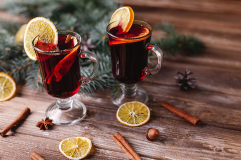 Christmas mulled wine with orange slices and cinnamon garnish