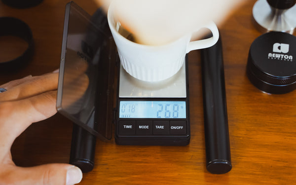 Weighing extracted espresso coffee using digital scales