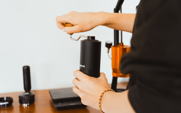 Grinding coffee beans using hand grinder