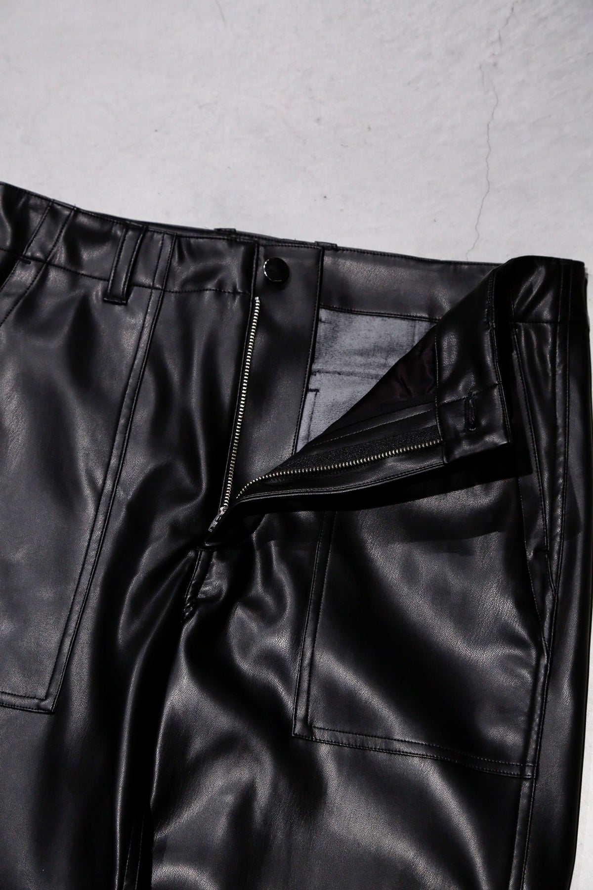 allege 20aw SYNTHETIC LEATHER PANTS