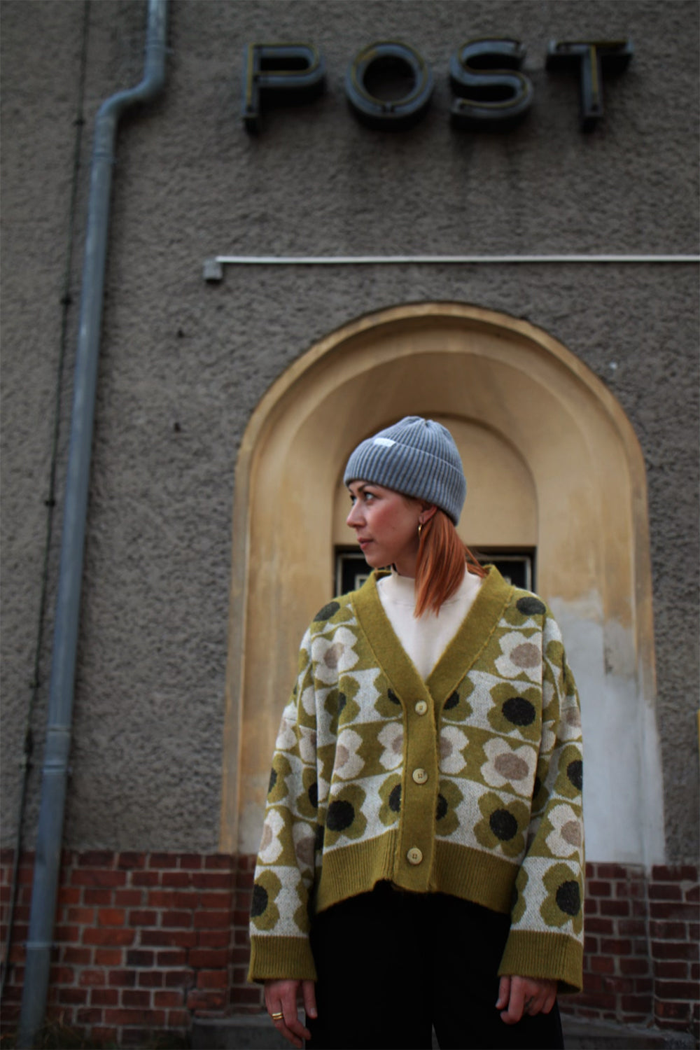 Marie trägt eine Strickjacke von Rita Row, einem spanischen Label aus der Herbst / Winter Kollektion 2022. Erhältlich bei bleib sauber! in Potsdam.