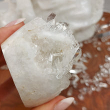 Lade das Bild in den Galerie-Viewer, Schneeweißes Bergkristallherz mit großen klaren Bergkristallspitzen
