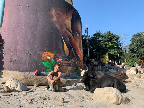 Frau mit Kuh am Strand in Indien