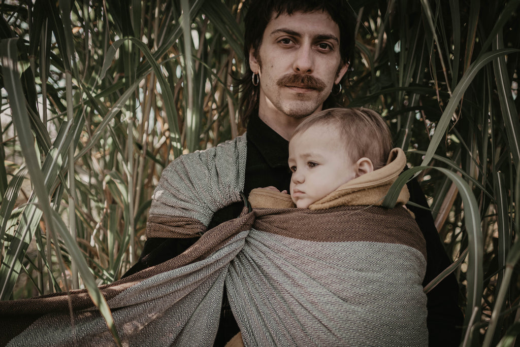 Mann mit Baby im Ring Sling 