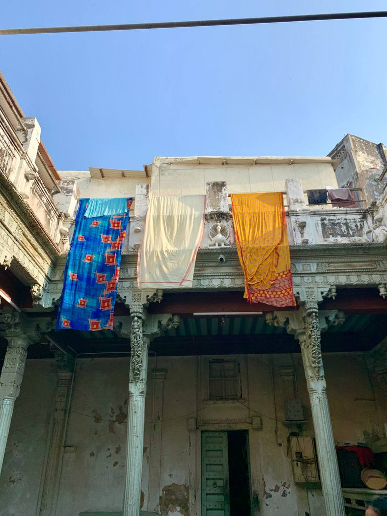 Tücher in Indien, die von einem Balkon hängen