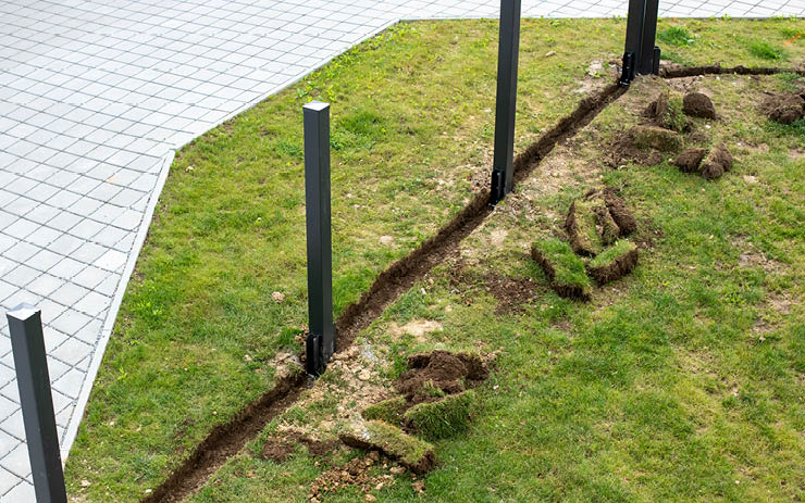 Insérez des éléments de clôture avec des poteaux dans le jardin