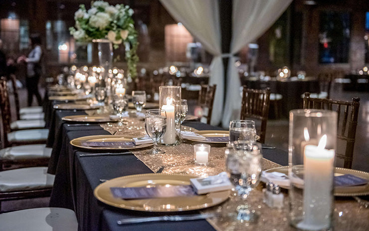 Langer Tisch mit Hochzeitsdeko und Kerzen