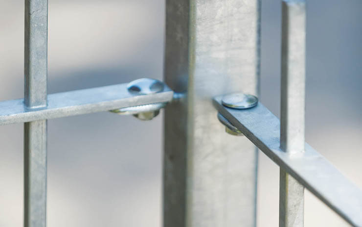 Befestigung vom Zaun am Stahlpfosten