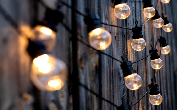 Clôture en bois avec guirlandes lumineuses décoratives