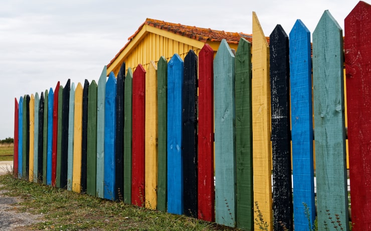 Clôture peinte de manière créative en différentes couleurs