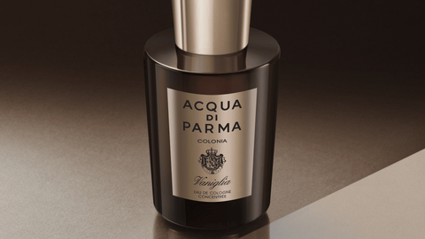 Flaska av Acqua di Parma Colonia på mörk bakgrund.