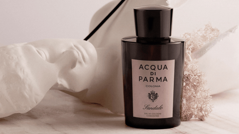 Acqua di Parma "Colonia Sandalo" mot konstnärlig bakgrund.