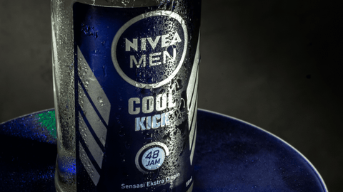 Nivea Men Cool Kick deodorant med vattendroppar på blå tallrik.