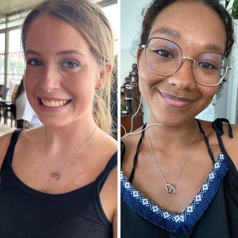 2 jeunes femmes portant fièrement leur collier de graduation