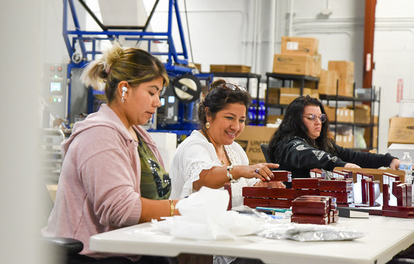 la bijouterie la petite pensée emploie des femmes travaillante dans son entrepôt en floride